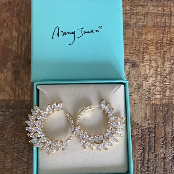 NIB AmyJane Cubic Ziconia Leaf Cluster Post Earrings - Perfect for a Bride! - Picture 2 of 5